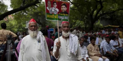 Fermierii indieni ameninta cu sinuciderea. Proteste in fata guvernului FOTO AP