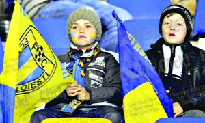 3 000 de femei şi copii au asistat la partida dintre  Petrolul şi FCM Târgu Mureş (fotografii: Răzvan Păsărică) jpeg