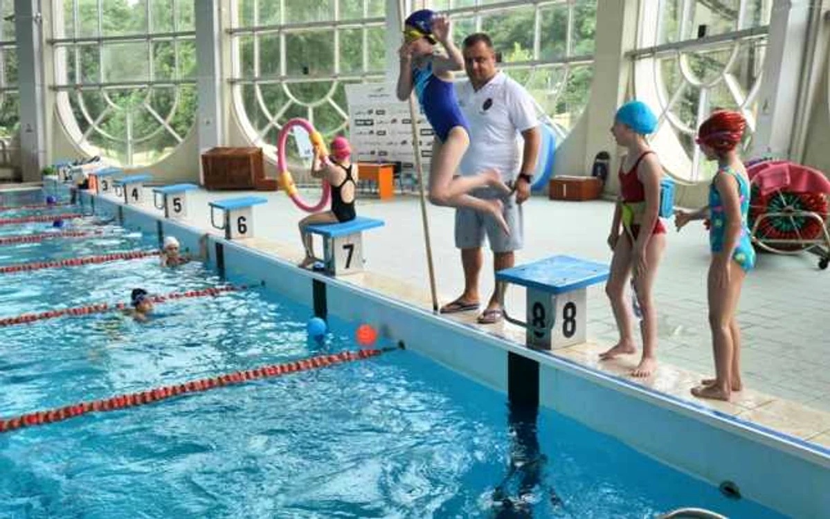 350 de copii de clasa 1 au fost antrenaţi gratuit la Bazinul Olimpic de Înot din Bacău. Proiectul pilot, asemănător recrutărilor dinainte de 1989, urmăreşte şi selecţionarea viitorilor sportivi de performanţă FOTO Facebook