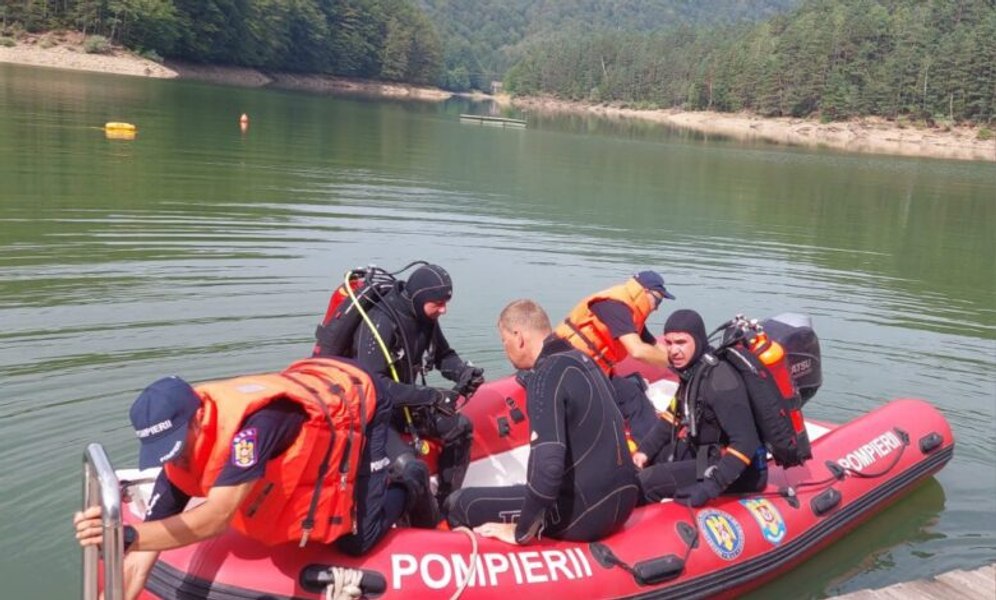Pompier dispărut în Lacul Siriu, după ce s-a răsturnat cu hidrobicicleta. Sunt așteptați scafandrii din București 