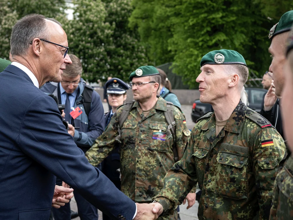 Friedrich Merz, alături de soldaţi germani aflaţi în Lituania. FOTO: X