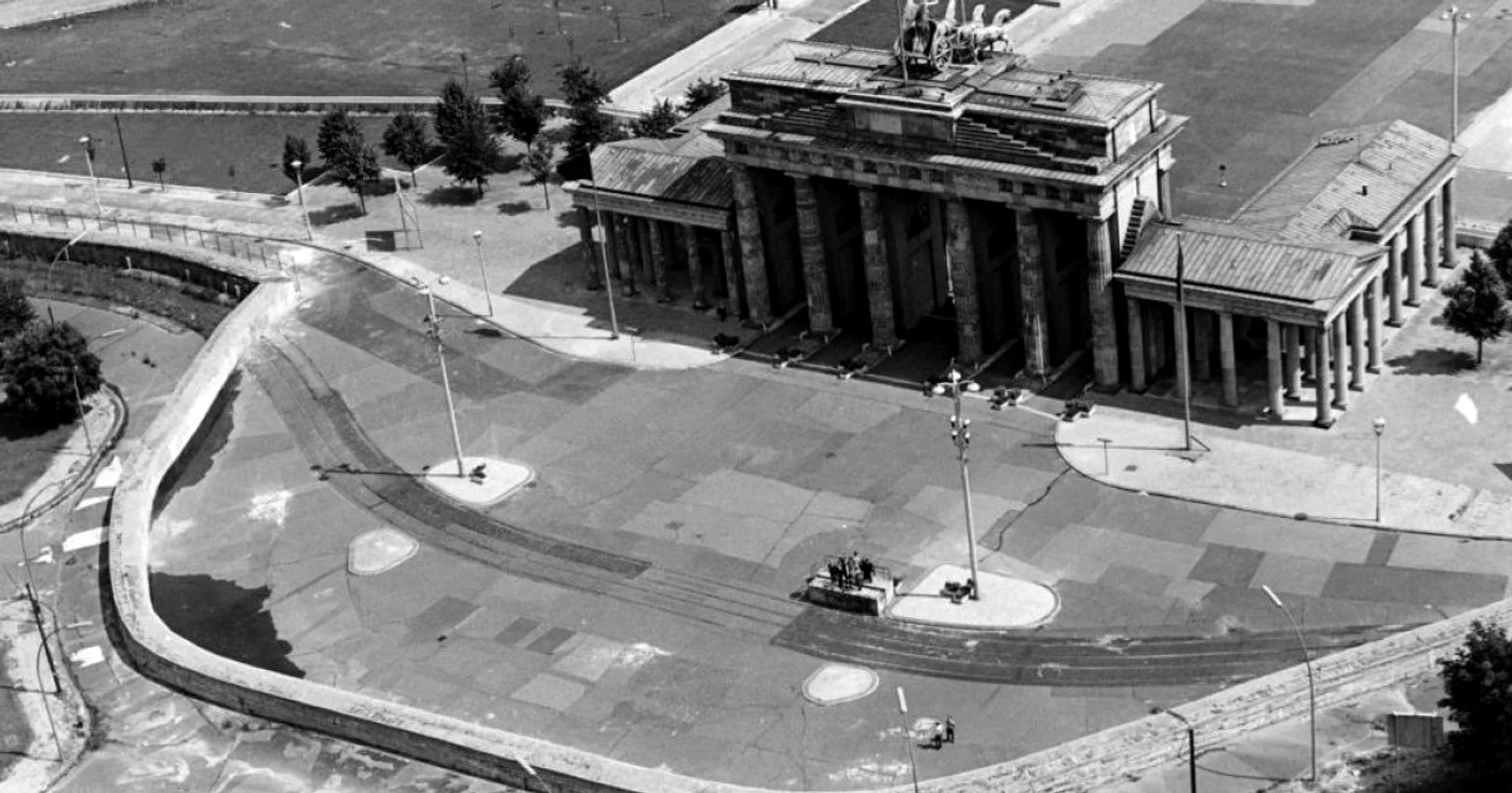 Zidul Berlinului, Poarta Brandenburg 1966   FOTO AP