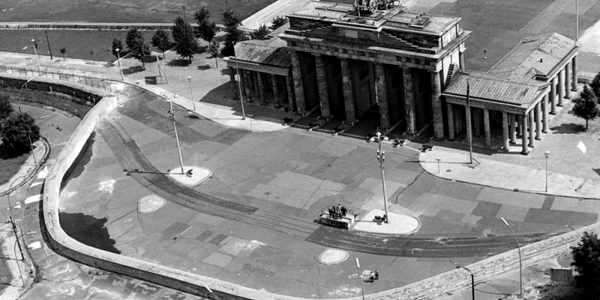 Zidul Berlinului Poarta Brandenburg 1966 FOTO AP
