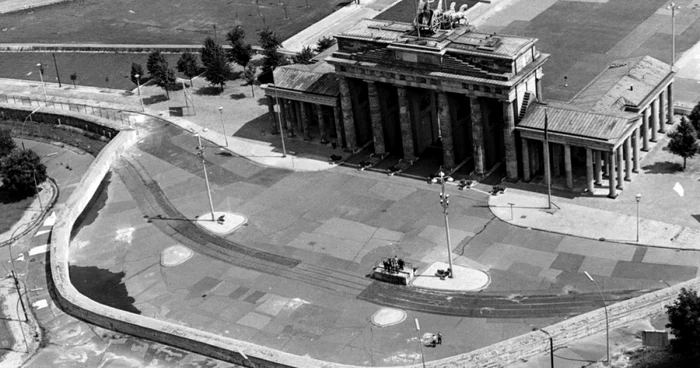 Vedere aeriană asupra Zidului Berlinului şi a Porţii Brandenburg FOTO AP/ imagine din data de 13 august 1966