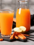 Smoothie de mere si morcovi  Sursa foto shutterstock 2354224031 jpg