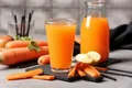Smoothie de mere si morcovi  Sursa foto shutterstock 2354224031 jpg