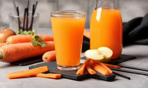 Smoothie de mere si morcovi  Sursa foto shutterstock 2354224031 jpg