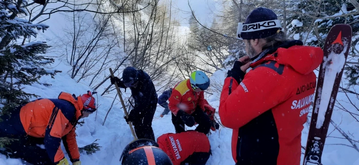 Un bărbat de 46 de ani, surprins de avalanşă după ce a schiat off-piste FOTO Salvamont Sinaia
