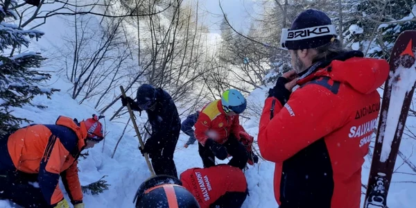 Schiori surprinsi de avalansa la sinaia