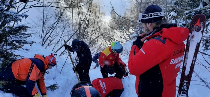 Un bărbat de 46 de ani, surprins de avalanşă după ce a schiat off-piste FOTO Salvamont Sinaia