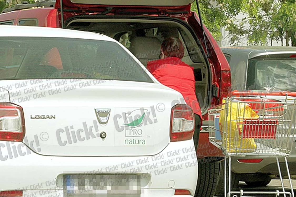 Femeia care o însoţeşte pe Sidonia Ionescu împinge căruciorul la ieşirea din magazin (Fotografii: Blitz)