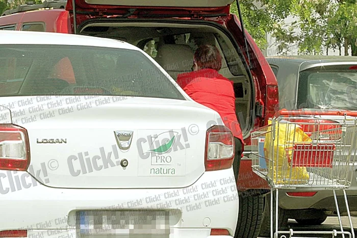 Femeia care o însoţeşte pe Sidonia Ionescu împinge căruciorul la ieşirea din magazin (Fotografii: Blitz)