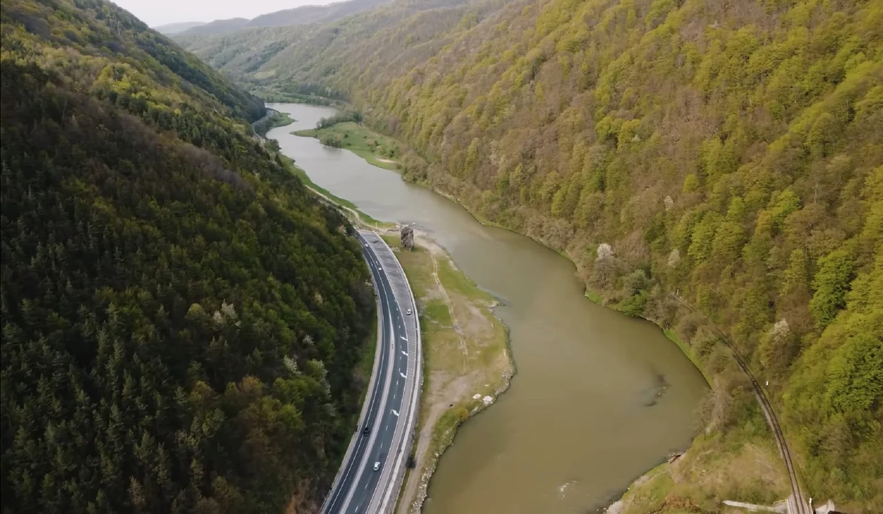 Defileul Oltului pe unde va trece lotul 2 Boița Cornetu al Autostrăzii Sibiu-Pitești. YouTube