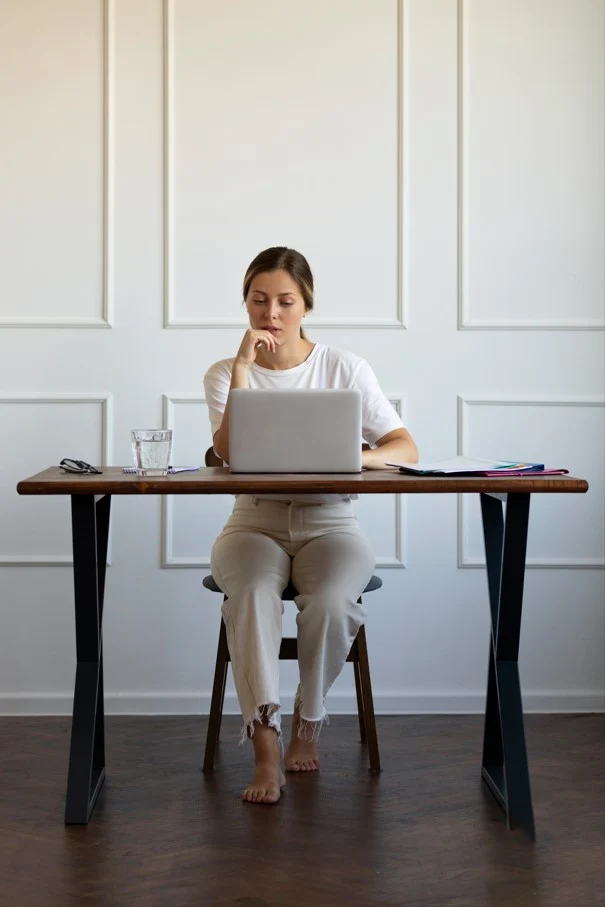 Tot mai multe companii adoptă politica „fără încălțăminte” la birou. De ce aleg angajații să lucreze desculți