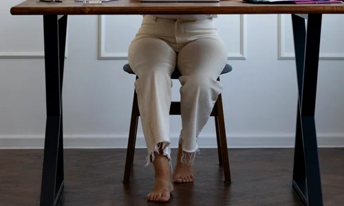 femeie desculță la birou FOTO Freepik jpg