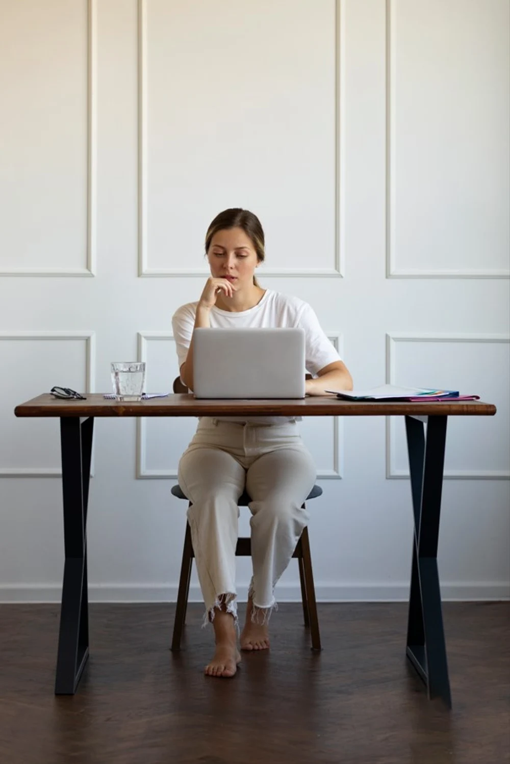 Tot mai multe companii adoptă politica „fără încălțăminte” la birou. De ce aleg angajații să lucreze desculți