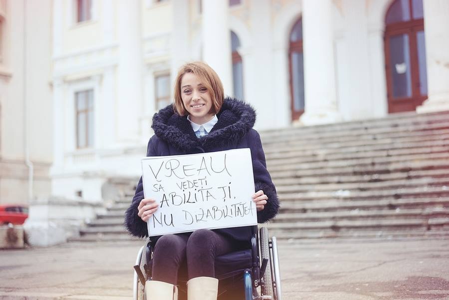 Povestea unei învingătoare. O ieșeancă paralizată a ajuns medic specialist: „Mi-am plâns de milă de foarte puține ori”