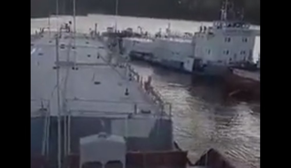Momentul în care două petroliere rusești se ciocnesc. 138 de tone de combustibil au ajuns în Lena. Unul dintre căpitani era beat VIDEO