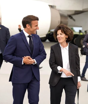 Emmanuel Macron si Laurence Auer camasa Claudia Castrase White Forward jpg