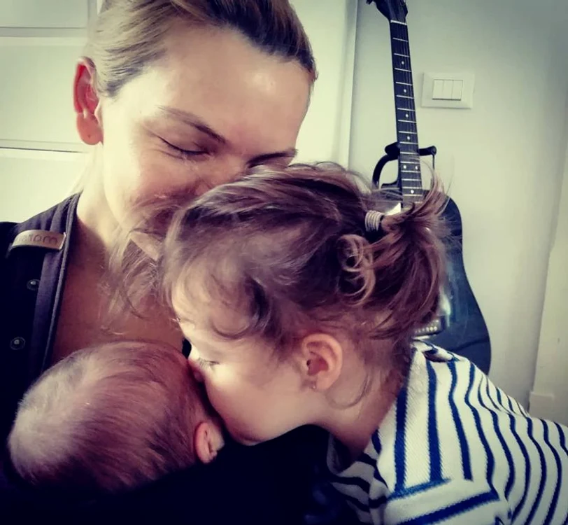 Lavinia, alături de cele două fetiţe ale sale, Karin şi KlaraFoto: arhivă personală