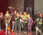    După momentul muzical al băieților lui, Bittman i-a rugat pe ai lui să rămână pe scenă și i-a invitat acolo și pe prietenii lor din culise