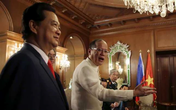 Premierul vietnamez Nguyen Tan Dung (stânga) a discutat cu preşedintele filipinez Benigno Aquino III (dreapta) la Manila. FOTO Reuters