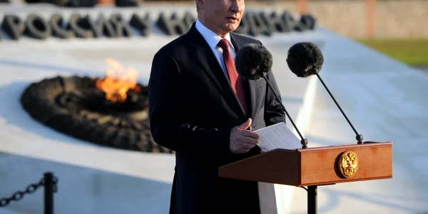 Vladimir Putin tinand un discurs la Sevastopol Crimeea FOTO EPA-EFE