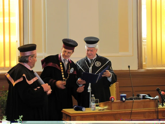 Rectorul UBB, Ioan Aurel Pop, îi acordă lui Mario Vargas Llosa titlul de Doctor Honoris Causa FOTO: Florina Pop