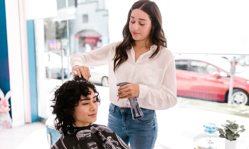 Ce nu trebuie să lipsească din recuzita unui hairstylist pasionat de noile tendințe jpg