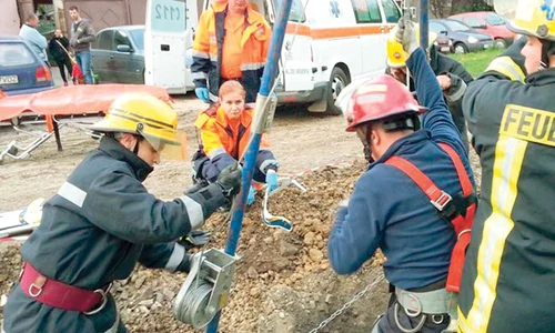 Salvatorii au montat  un trepied cu scripete  pe marginea gropii (FOOGRAFII: www arq ro) jpeg