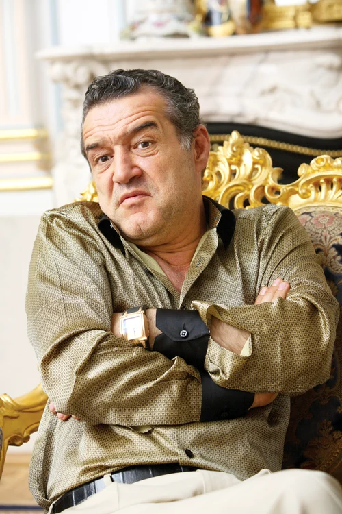 
    Fotbalistul descoperă  o zgârietură   