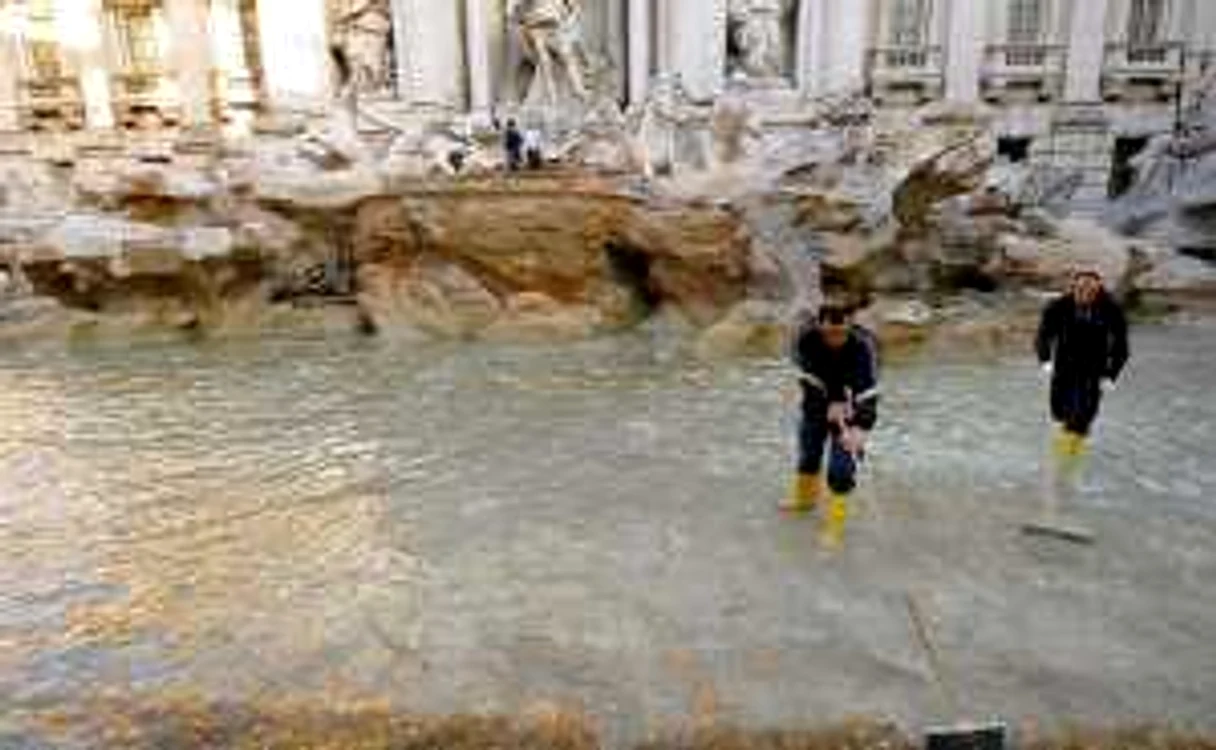 fontana di trevi bani monede