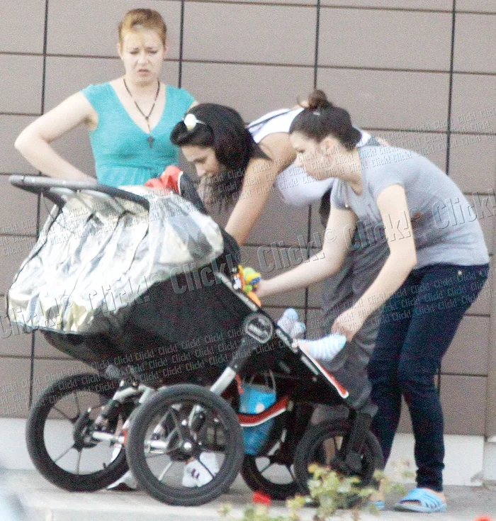 Nicoleta nu se mai dezlipea de tripleţi. Ea le-a dat bonelor şi ultimele indicaţii