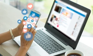 Social media smartphone telefon facebook FOTO Shutterstock