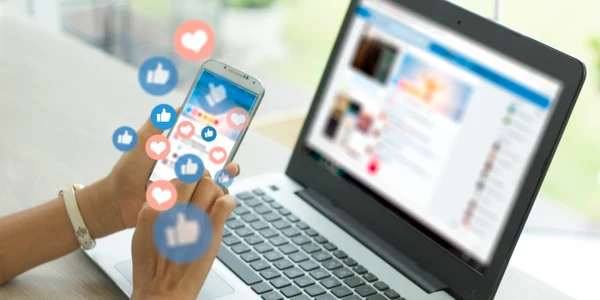 Social media smartphone telefon facebook FOTO Shutterstock