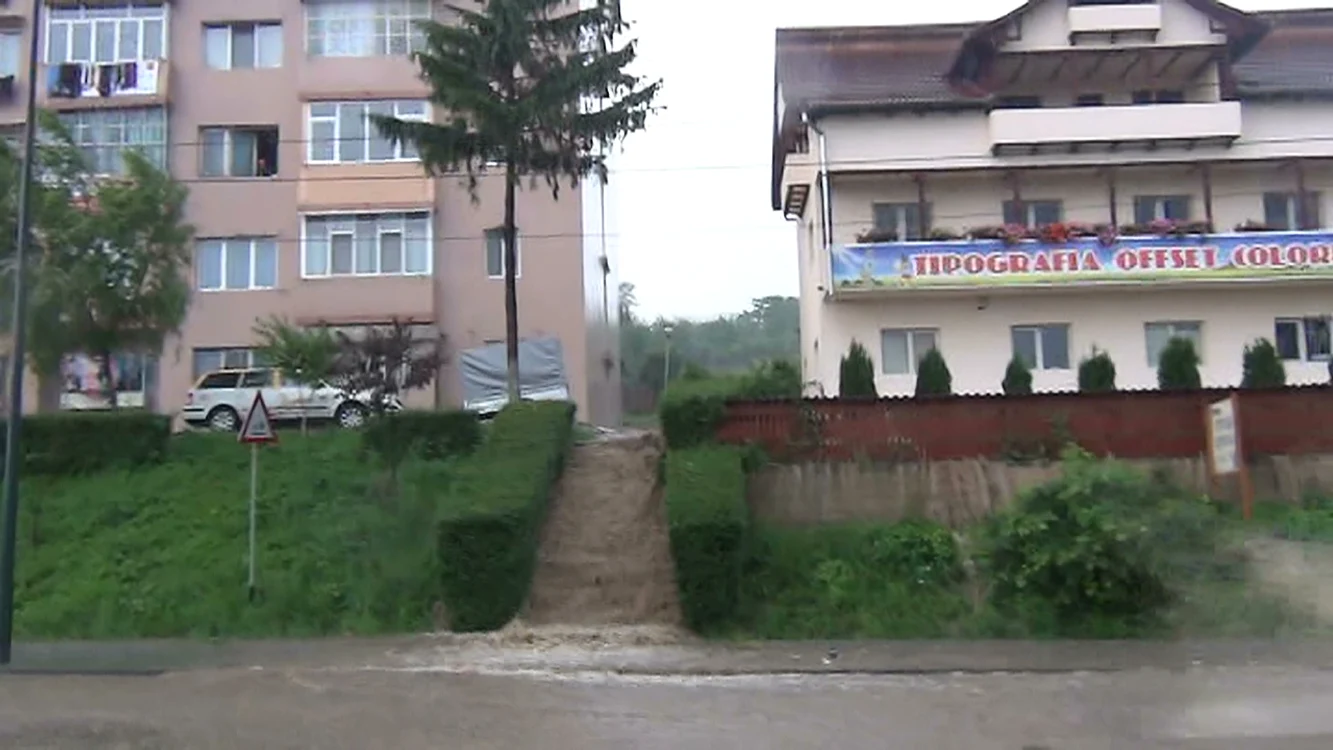 Suvoaiele au facut imposibila circulatia pe strazile Ramnicului