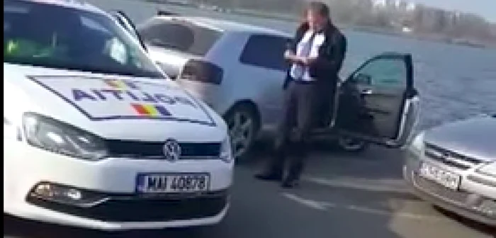 Echipaj de Poliţie Rutieră venit să amendeze tânărul Sursa Youtube