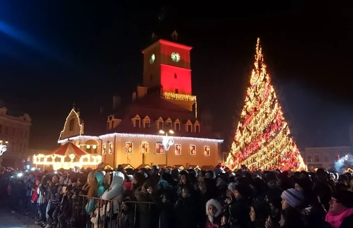 Bradul luminat mai poate fi admirat până pe 18 ianuarie. FOTOAndrei Paul.