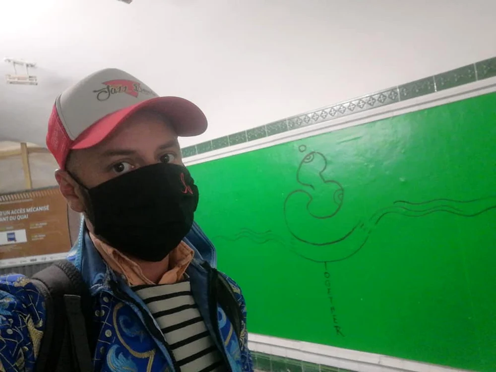 Bodo şi unul dintre desenele realizate în metroul parizian. Foto Facebook/ George Bodocan