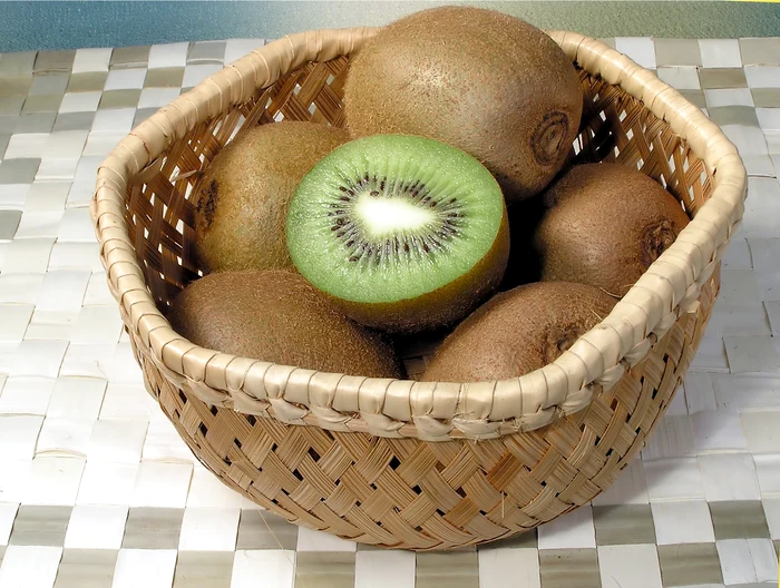 Kiwi este bogat în vitamina C, fibre şi antioxidanţi