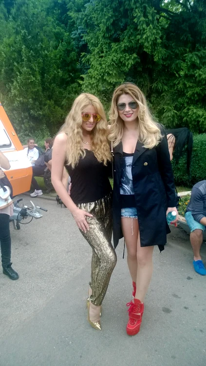 
    Tara şi Adora  