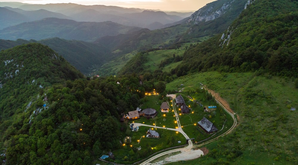 Satul turistic ascuns din Apuseni. Reportaj Deutsche Welle: „România are în mânecă mai mult decât vampiri“