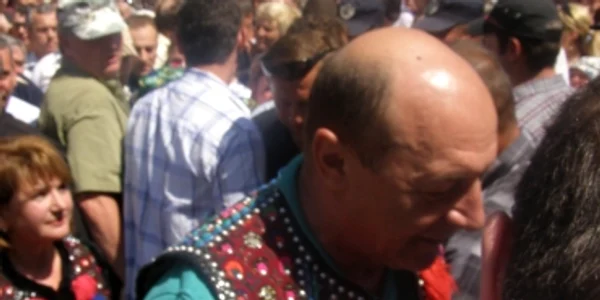 VIDEO Băsescu a fost apostrofat de câţiva participanţi la Festivalul Caşcavelei