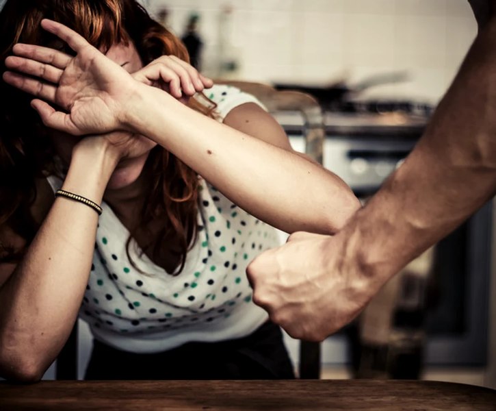 Și-a bătut amanta, după care a dat peste ea cu mașina și a fugit