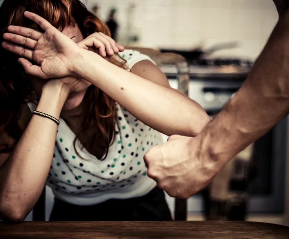 Și-a bătut amanta, după care a dat peste ea cu mașina și a fugit