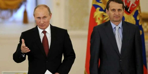 Vladimir Putin (stanga)