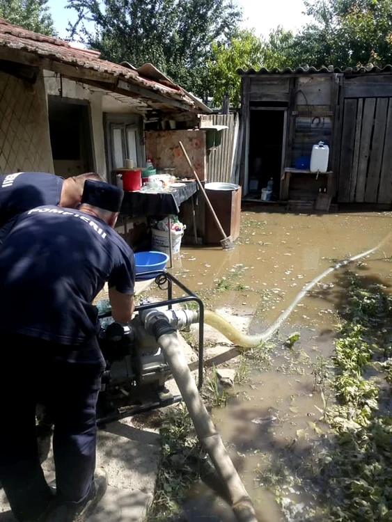 Inundații Ialomița. Precipitaţiile abundente din cursul zilei de luni (3 iunie) şi de noaptea trecută (3/4 iunie) au produs viituri şi inundaţii locale în 106 localităţi din 24 de judeţe