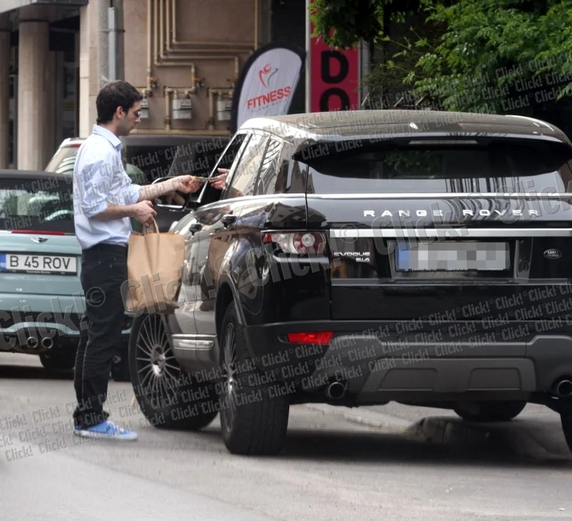 Dana Budeanu îi conduce maşina Mihaelei Rădulescu (foto: Blitz)