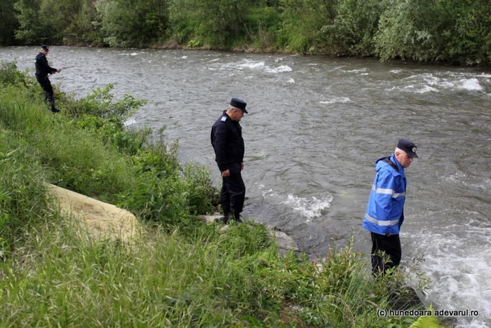 Jandarmii au cercetat malurile Streiului. FOTO> Daniel Guţă. ADEV{RUL.