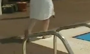 Soţia lui Viorel Lis şi a etalat corpul la piscină (captură: Acasă TV) jpeg